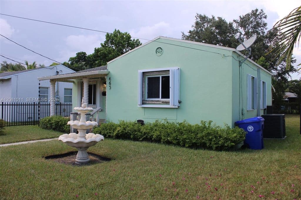 2+1 Müstakil ev — 665 NW 50th St