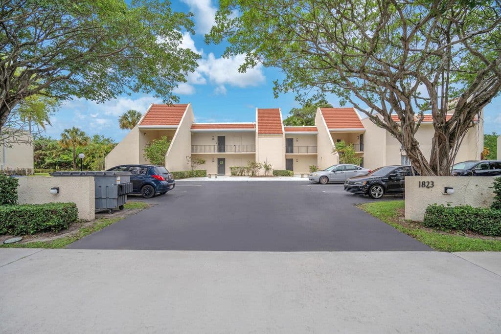 2-bedroom Condo — 1823 Presidential Way #E101