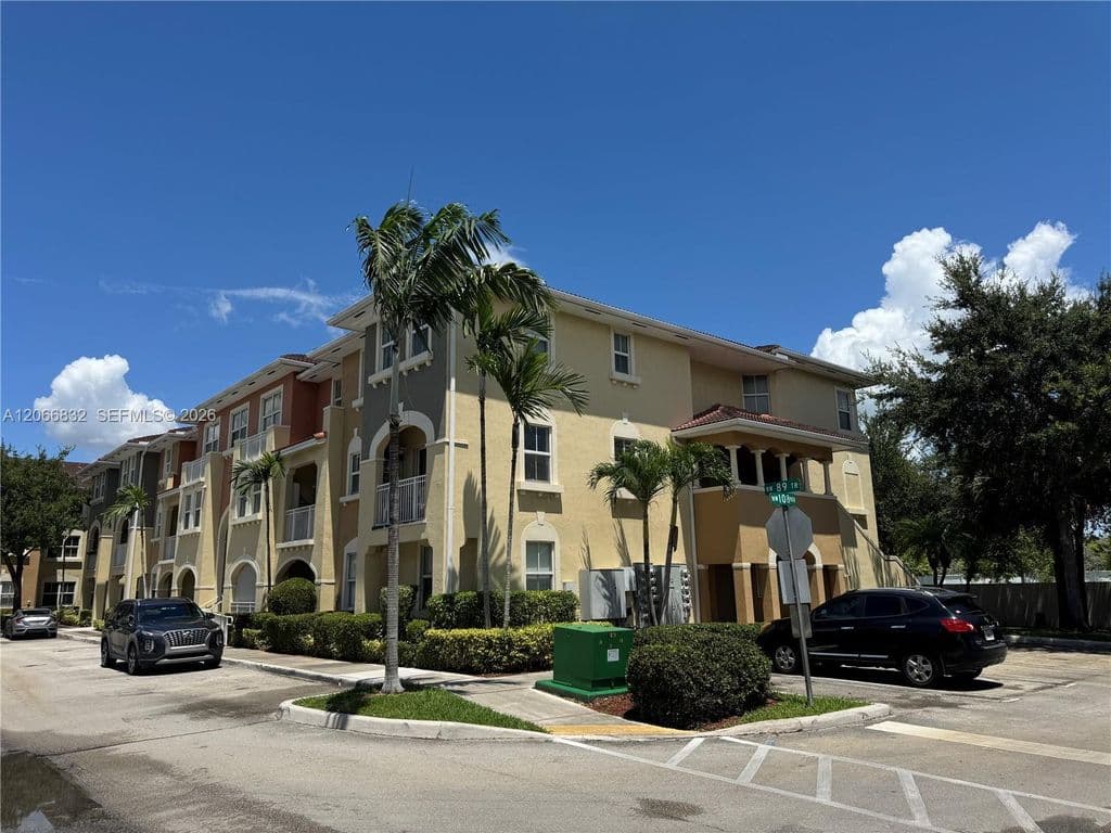 3-bedroom Condo — 10885 NW 89th Ter Unit 113