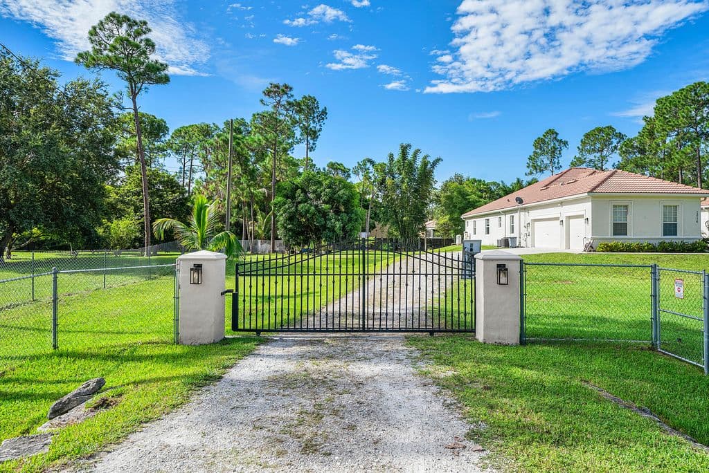 4-bedroom Single-Family Home — 13174 82ND Lane N