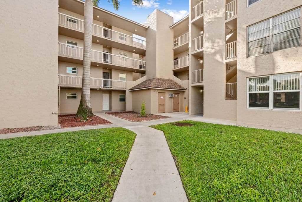 2+1 Condo — 9480 Tangerine Place #102