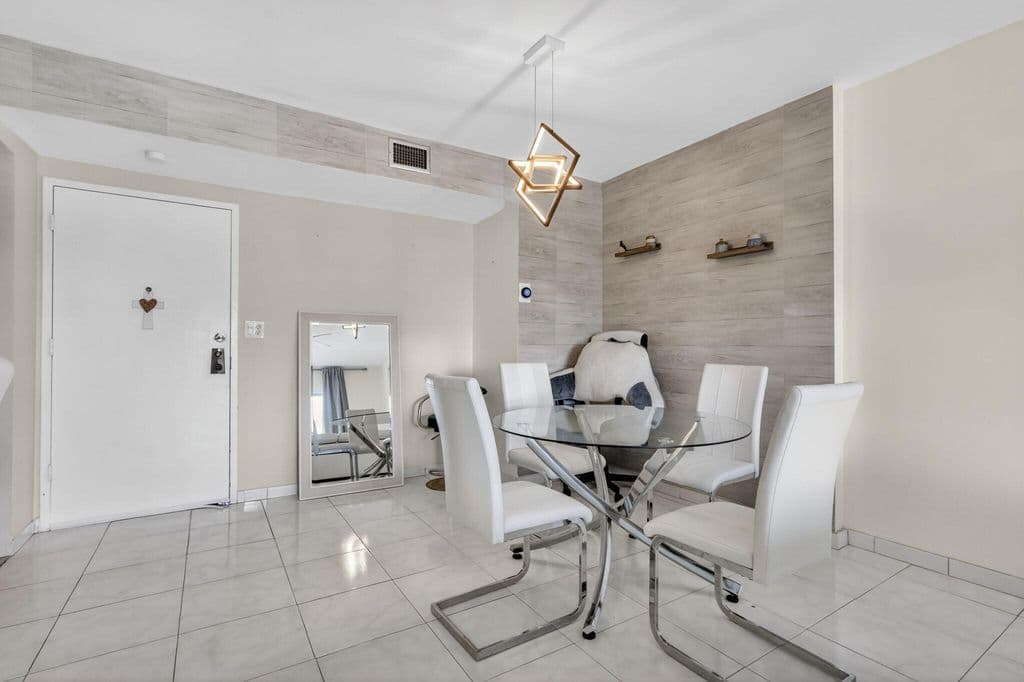 2+1 Condo — 4330 Hillcrest Drive #302