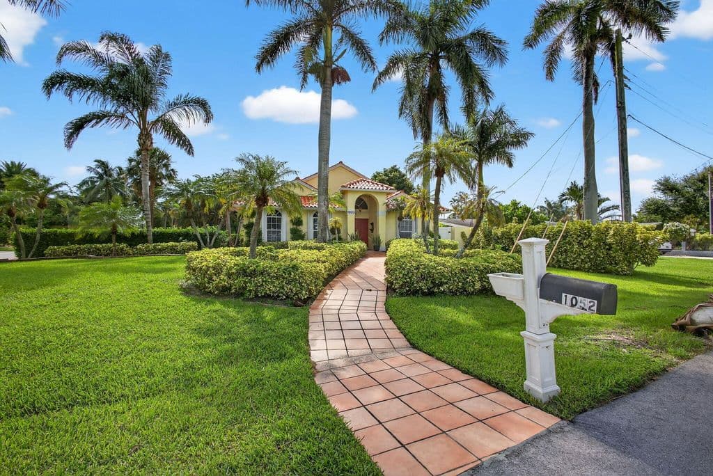 Single-Family Home — 1052 W SHORE Drive