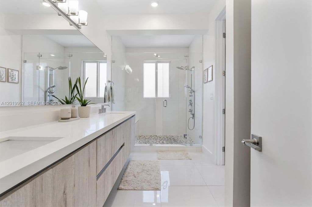 3-bedroom Property — 2920 SW 25th Ter #B