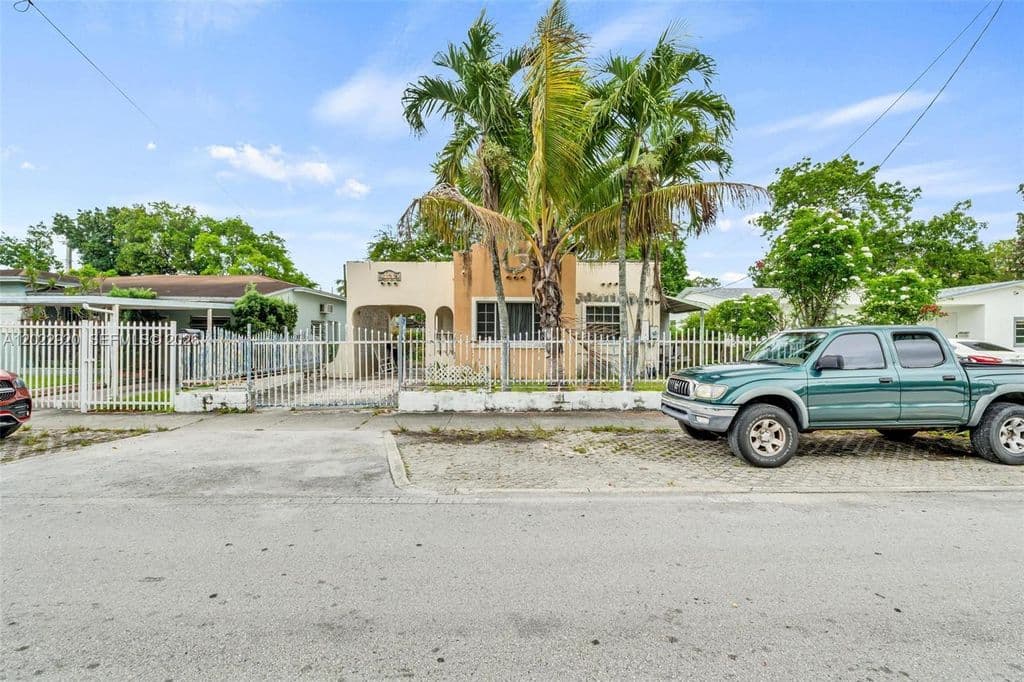 3+1 Müstakil ev — 1122 NW 38th St