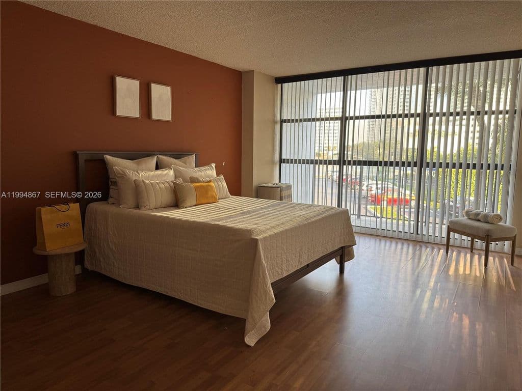 2+1 Condo — 600 Parkview Dr APT 222
