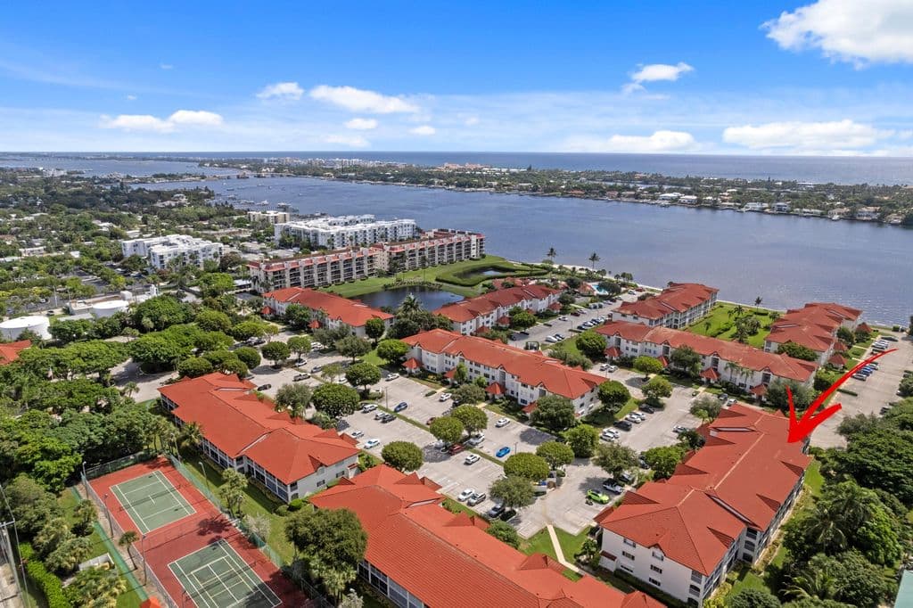 2+1 Condo — 106 Half Moon Circle #B1