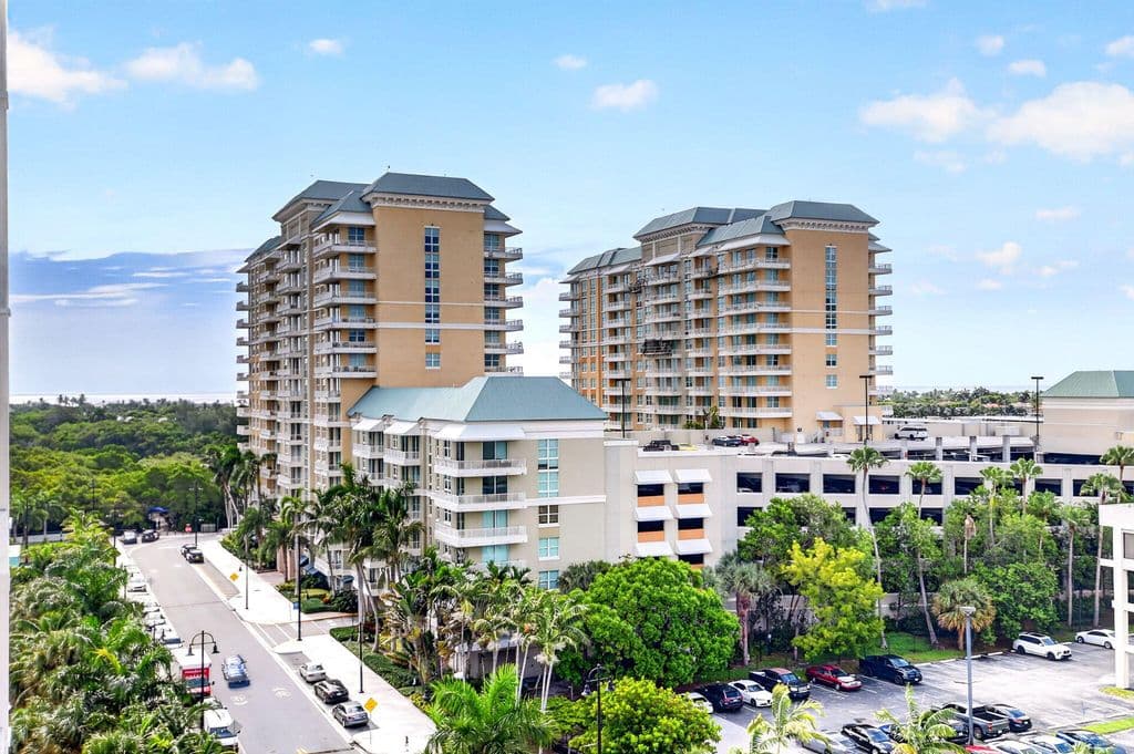 2+1 Condo — 350 N FEDERAL Highway #813