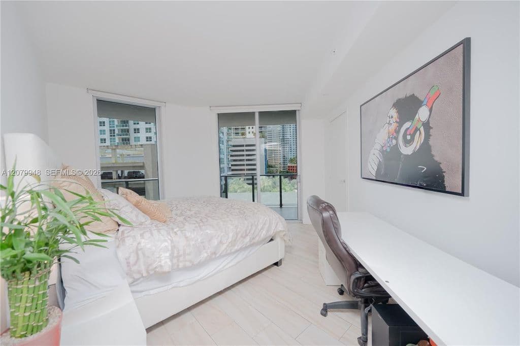 1-bedroom Condo — 1300 Brickell Bay Dr APT 710