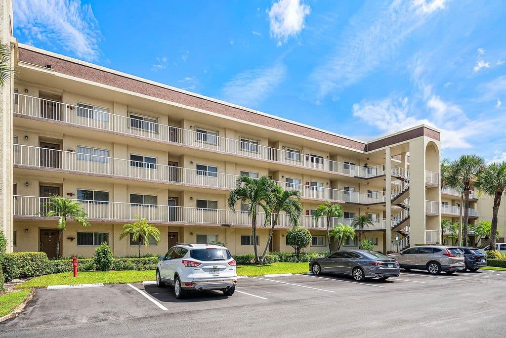 2+1 Condo — 4735 LUCERNE LAKES Boulevard E #402