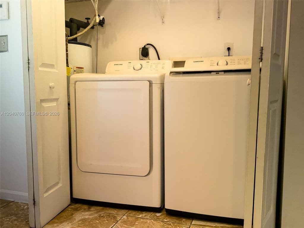4+1 Müstakil ev — 19251 NW 33rd Ave