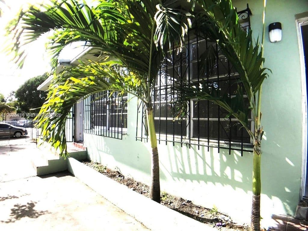 4+1 Mülk — 1321 NW 28th St