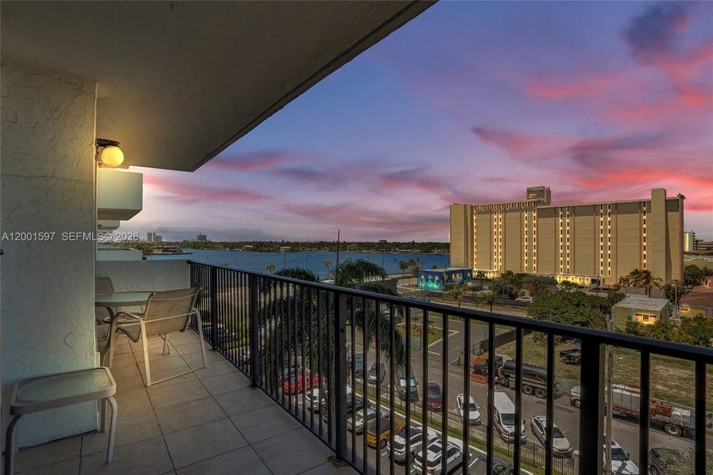 2+1 Condo — 1201 S Ocean Dr APT 604N