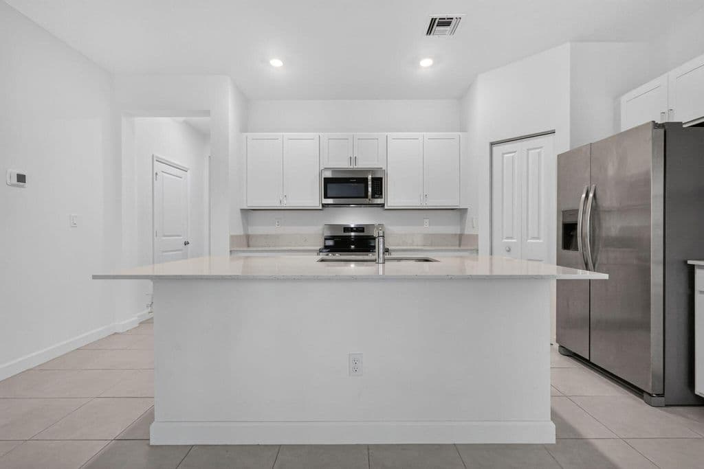 3-bedroom Property — 4168 Lagoon Shore Drive