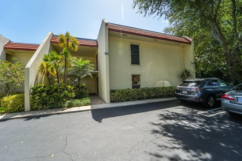 3+1 Condo — 1700 Presidential Way #103