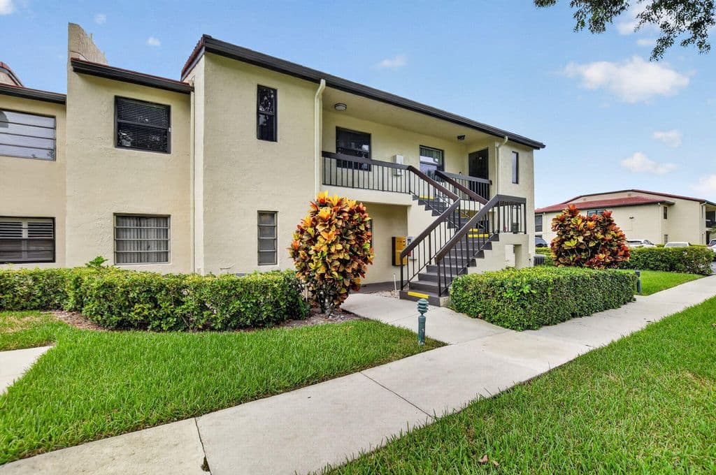 2-bedroom Condo — 8545 Casa Del Lago #38 H
