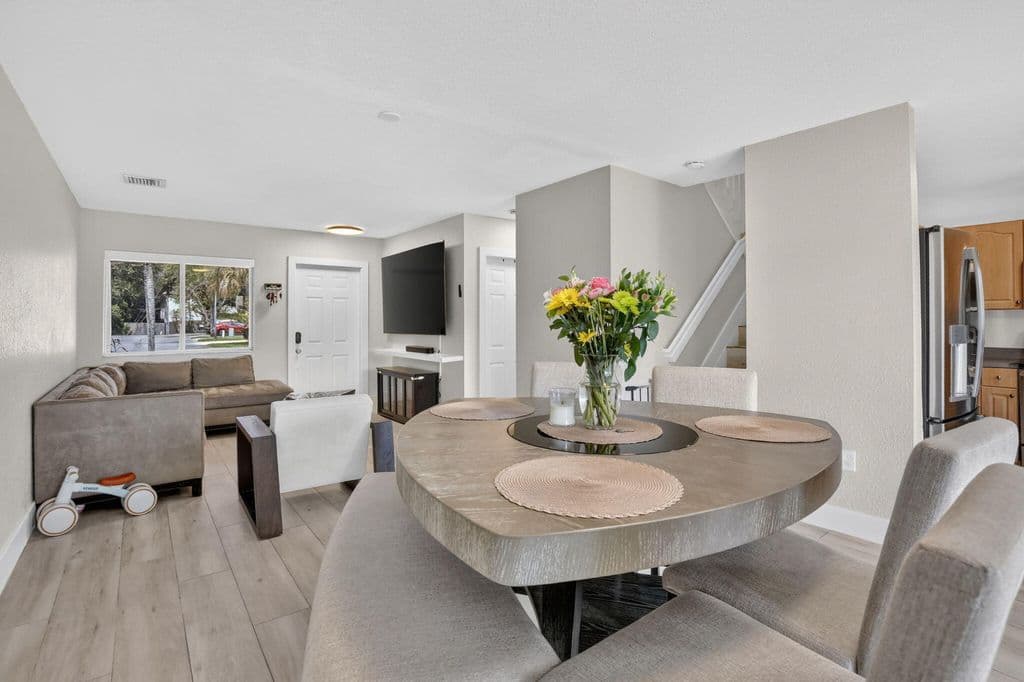 2-bedroom Property — 4950 PALM GARDEN Lane