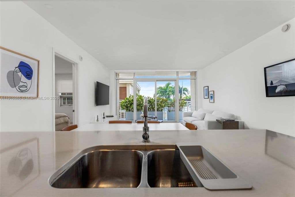 2+1 Condo — 3250 NE 1st Ave APT 605