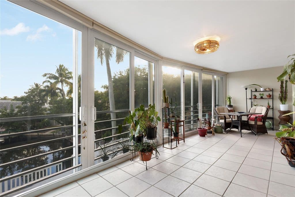 2+1 Condo — 3050 NE 47th Court #205