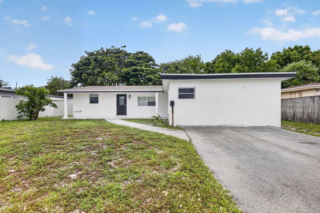 5-bedroom Single-Family Home — 1111 SW 31ST Avenue