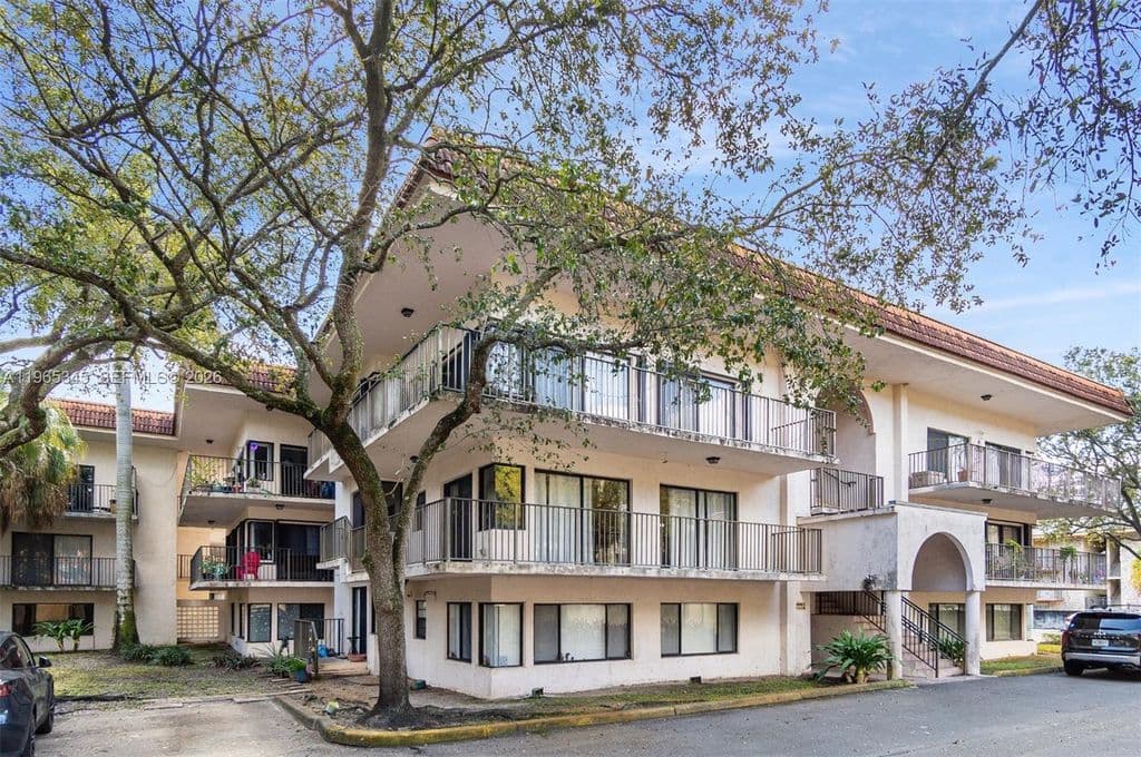 2-bedroom Condo — 4705 SW 62nd Ave APT 204