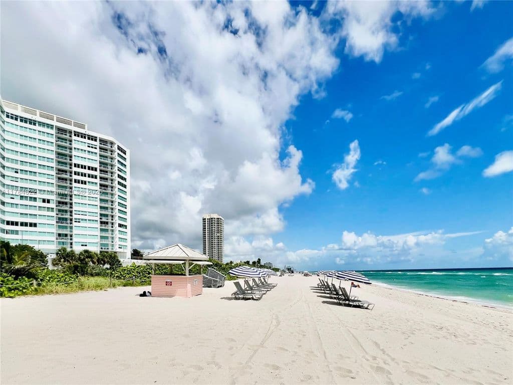 1+1 Condo — 7135 Collins Ave APT 621