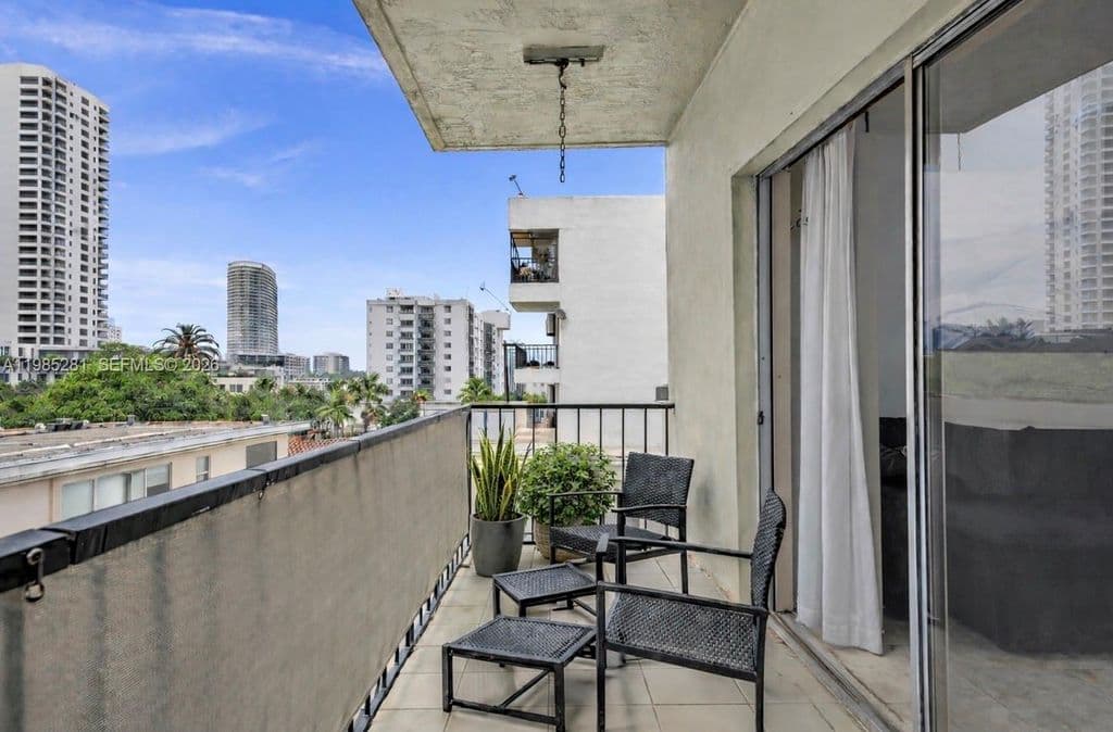 2+1 Condo — 1236 Alton Rd APT 304