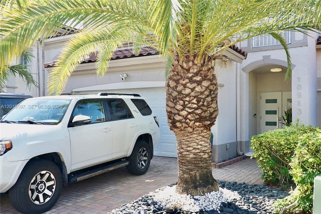 4-bedroom Property — 10913 NW 67th St