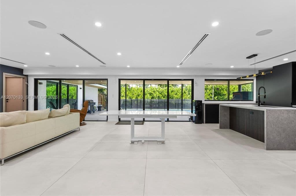 4+1 Müstakil ev — 200 N 52nd Ave