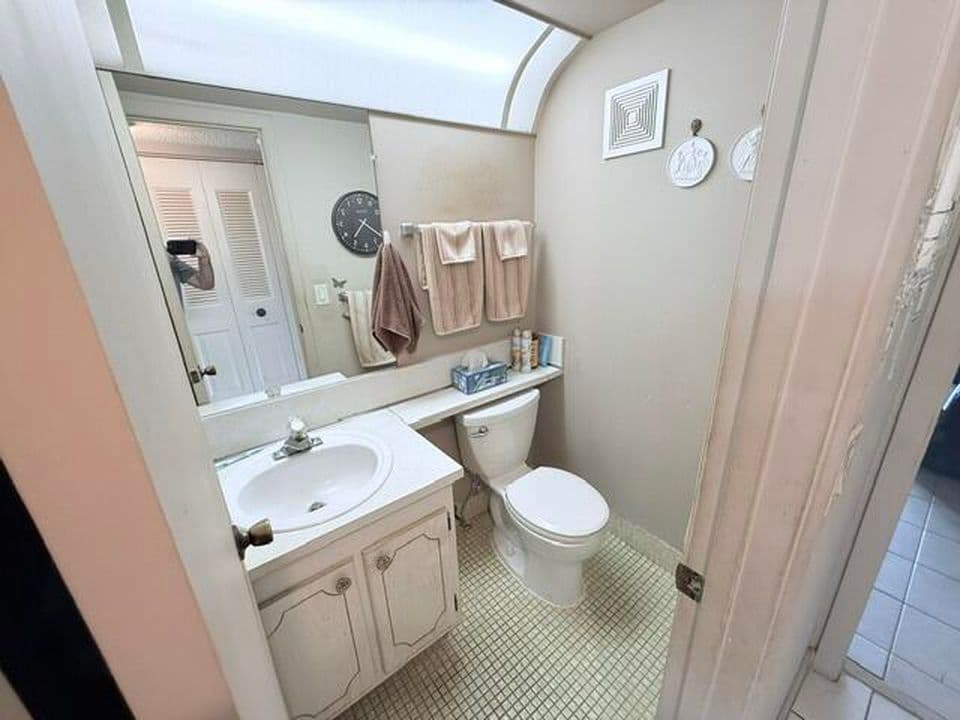1-bedroom Condo — 76 Markham D