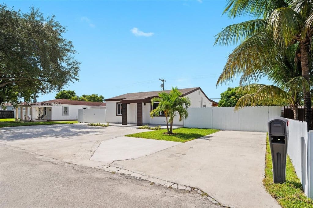 2+1 Müstakil ev — 1720 SW 67th Ave