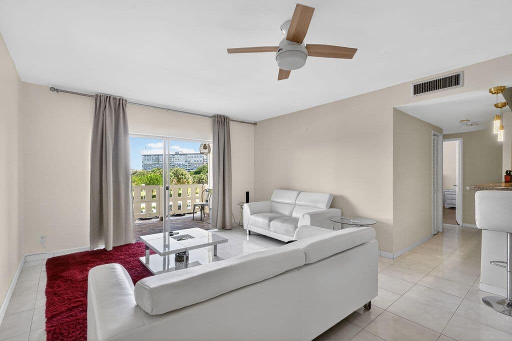 2+1 Condo — 4330 Hillcrest Drive #302