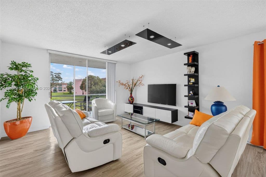 2-bedroom Condo — 9481 Sunrise Lakes Blvd APT 210