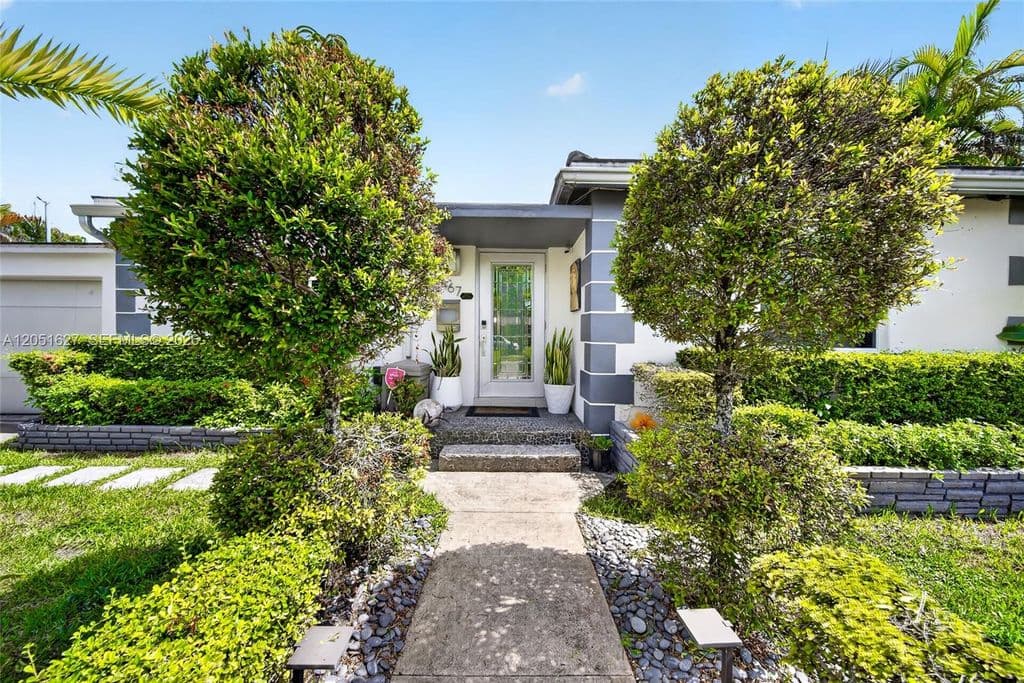 3+1 Müstakil ev — 467 NE 129th St