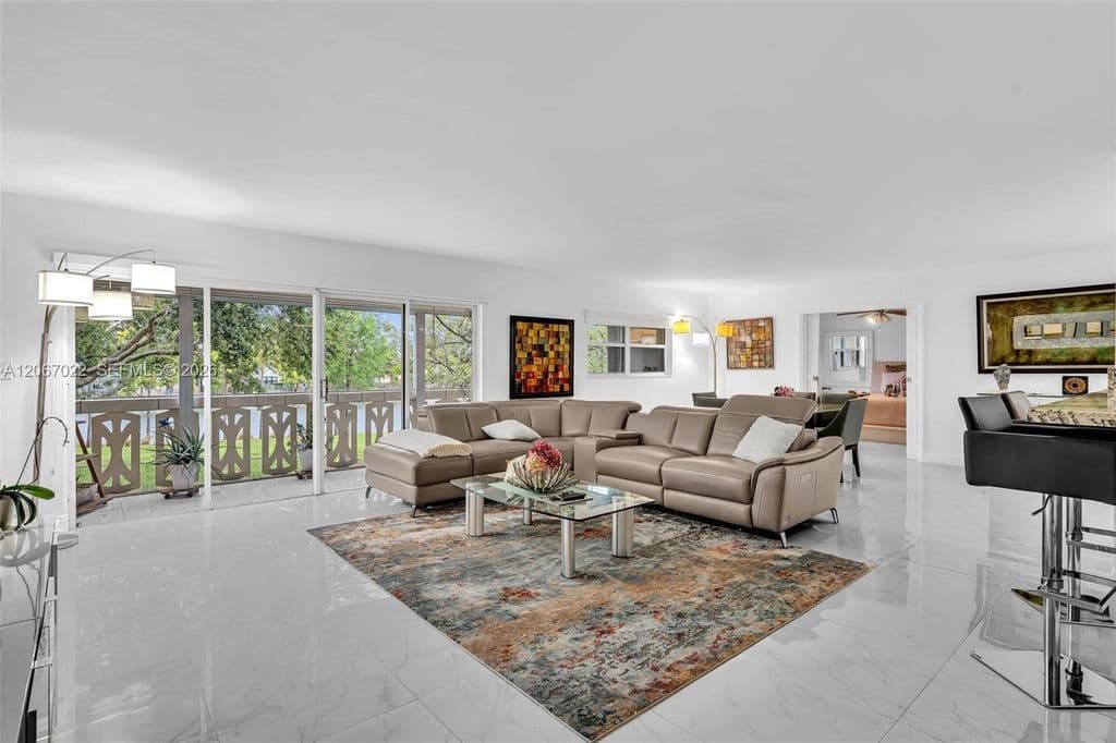 3+1 Condo — 800 NE 195th St APT 220