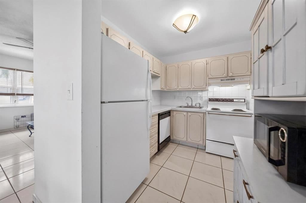 2+1 Condo — 2918 FUNSTON Street #35b