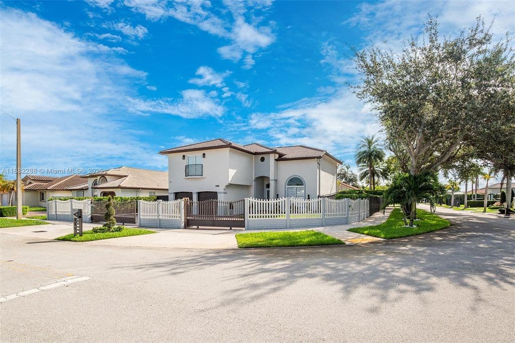5-bedroom Single-Family Home — 1385 SW 143rd Ct