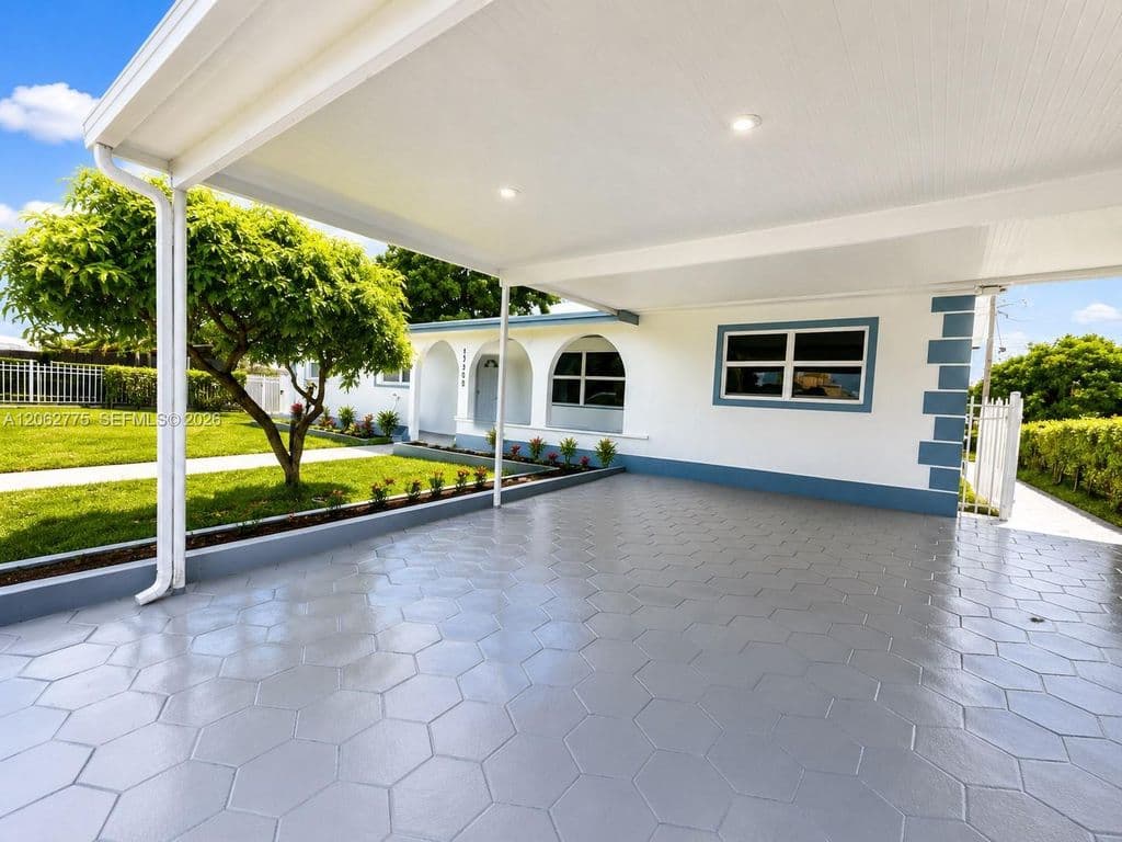 5-bedroom Single-Family Home — 17800 NW 8th Ave