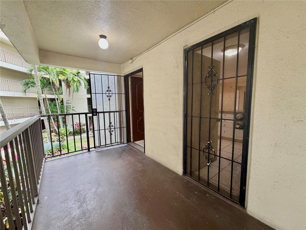 2-bedroom Condo — 2320 S Cypress Bend Dr APT 206