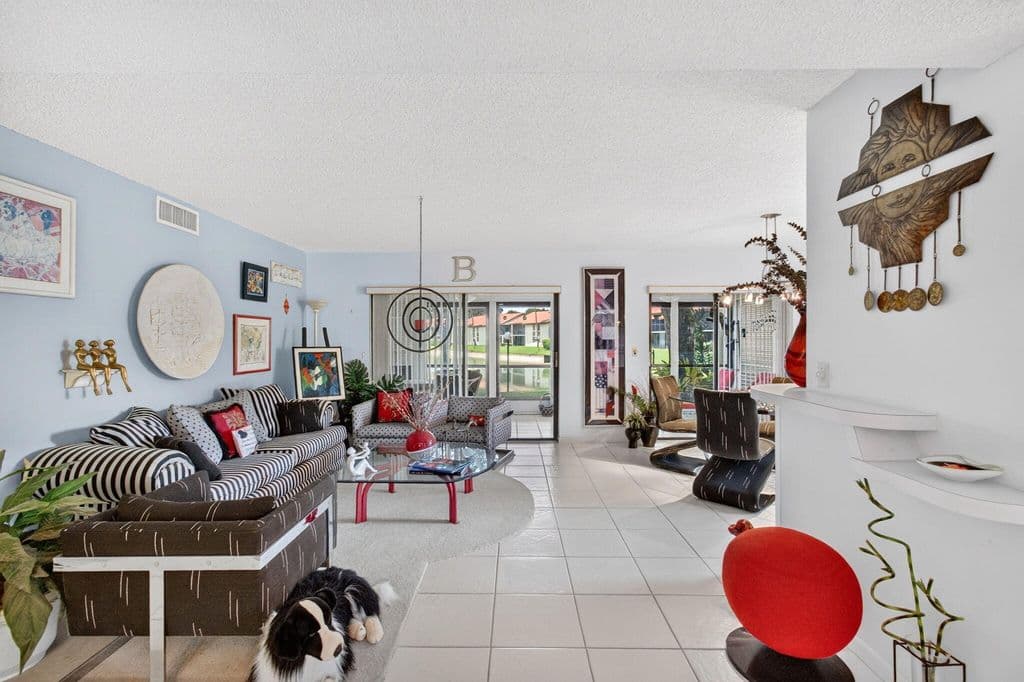 3-bedroom Condo — 10247 N Circle Lake Drive #102