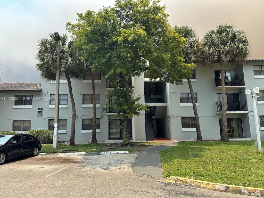 2-bedroom Condo — 7200 NW 179th St APT 311