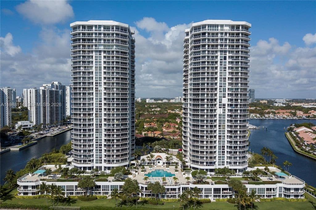 3+1 Condo — 3802 NE 207th St APT 1001