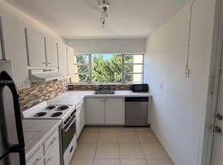 1-bedroom Condo — 952 NE 199th St #4K, Miami, 33179