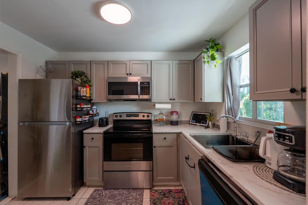2-bedroom Condo — 5100 SW 64TH Avenue #204A