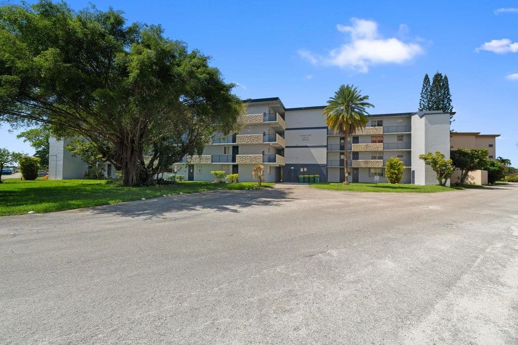 2+1 Condo — 5275 NW 10th Court #305