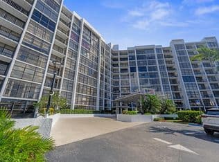 1+1 Condo — 600 Parkview Drive #1111 (PH11), Hallandale, 33009