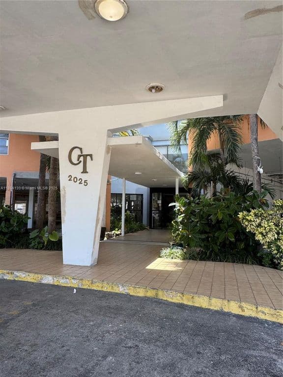 1-bedroom Condo — 2025 NE 164th St APT 206