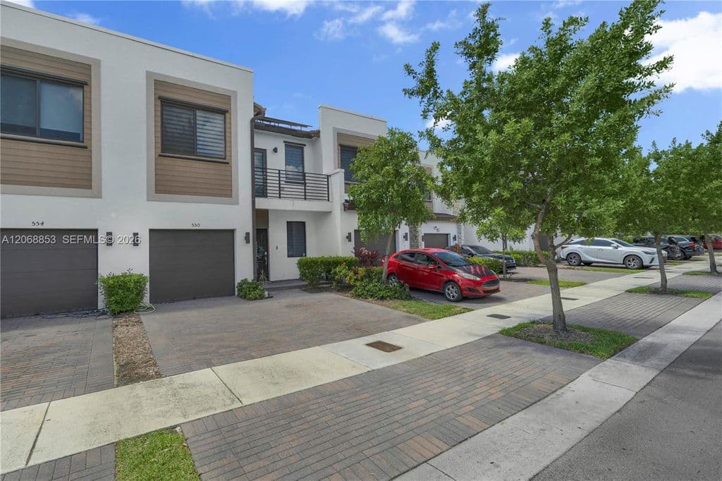 4+1 Mülk — 550 NE 207th St