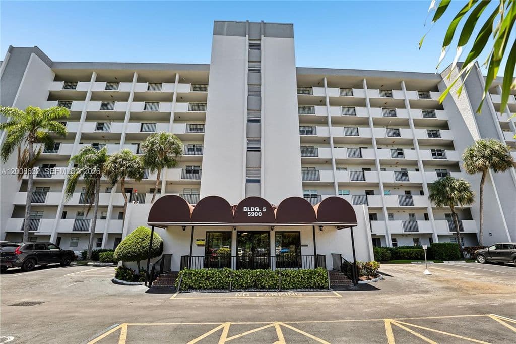 2+1 Condo — 5900 NW 44th St APT 312