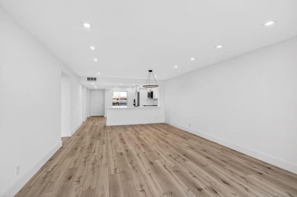 2-bedroom Condo — 14360 Strathmore Lane #406